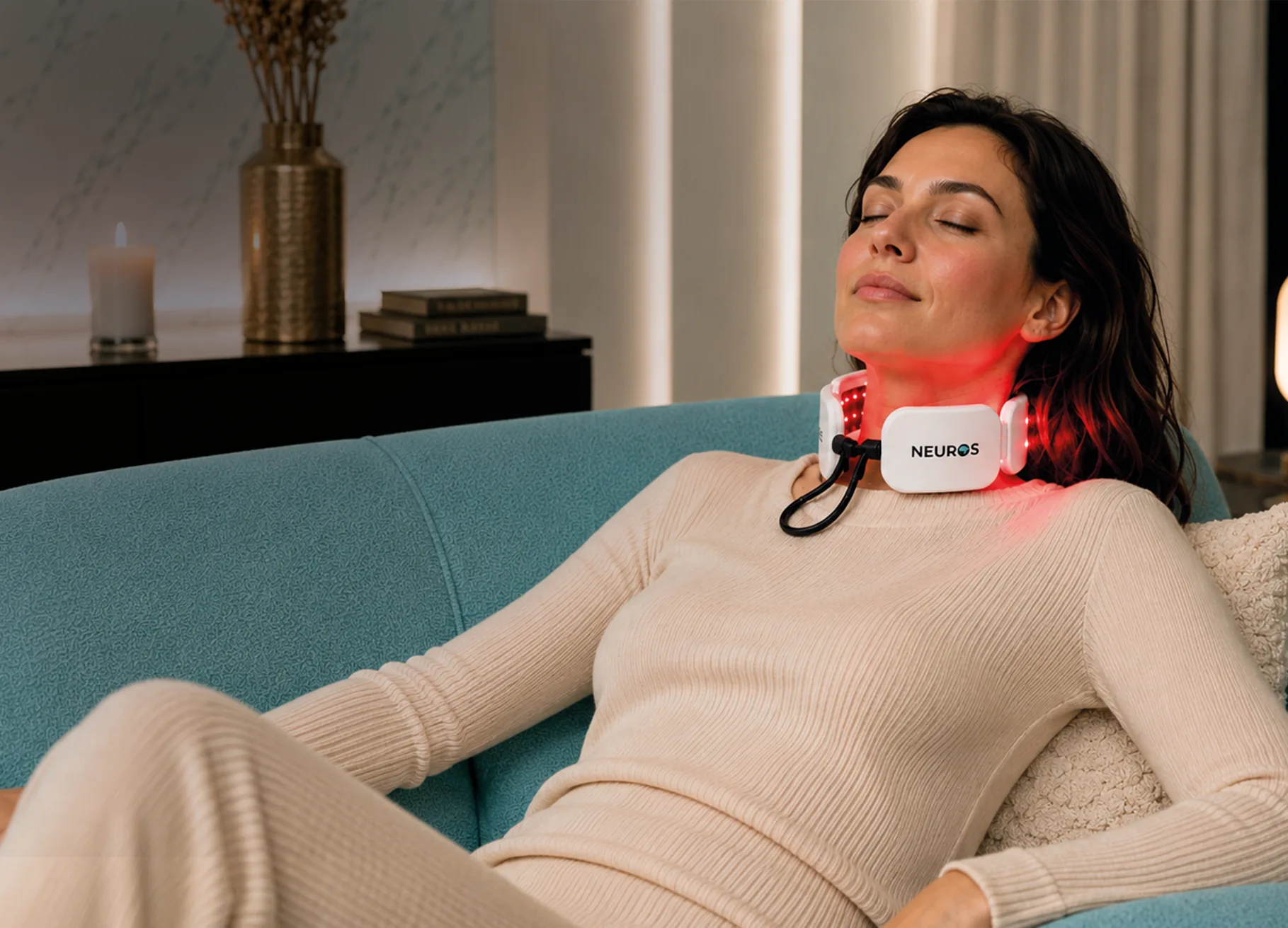 Femeie relaxată pe canapea, cu NEUROS Calm la gât